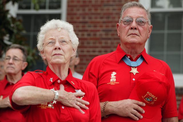 Duane Edgar Dewey and his wife, Bertha in 2004 (Public Domain via WikiMedia)